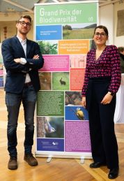 Thomas Schiefecker, MSc und Mag. Gudrun Fuß präsentieren mit dem großformatigen Plakat.