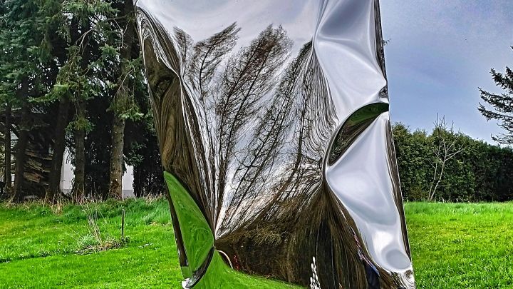 Spiegelung der Landschaft in einem Metallobjekt von Martin Mühlberger.
