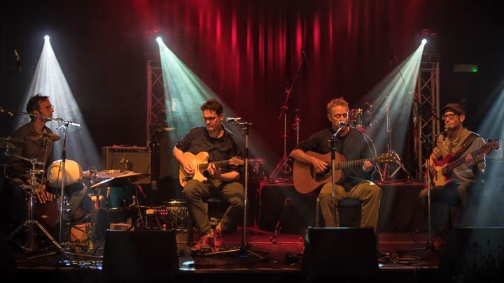 Foto: Goethe groovt Die Band im Scheinwerferlicht auf der Bühne.