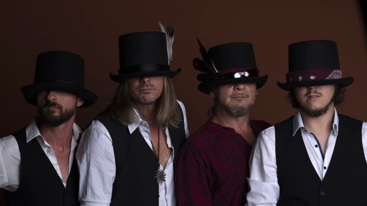 Die 4 Musiker mit schwarzen Zylindern auf den Köpfen.