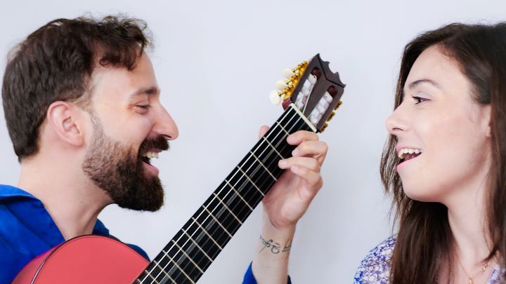 Foto: Zen Photoworld Die beiden Musiker*innen singen gemeinsam.
