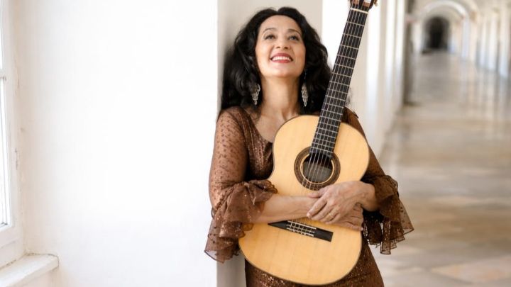 Jessie Ann de Angelo mit ihrer Gitarre.