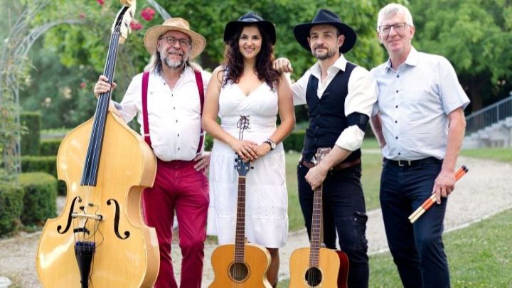 Die Musiker*innen mit ihren Instrumenten
