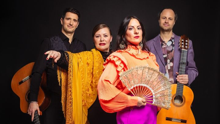 Die 4 Künstler*innen im farbenprächtigen Gewand.