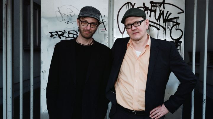 Das Duo präsentiert sich.