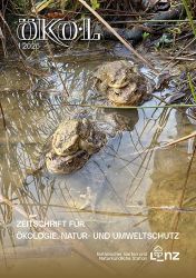 Erdkröten-Weibchen tragen -Männchen zu den Laichgewässern