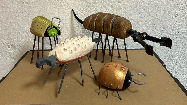 Keramikfiguren, die Käfern nachempfunden sind
