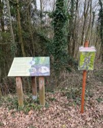 Tafel vom Vogellehrpfad an der Pferdebahnpromenade