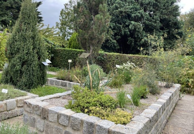 Foto: B. Than-Kassowitz Hochbeete mit Naturstein gemauert