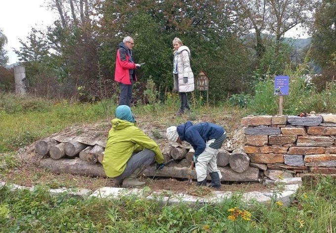 Foto: Naturschutzbund OÖ Kleintierhabitat aus geschichteten Steinen und Holz wird gepflegt.