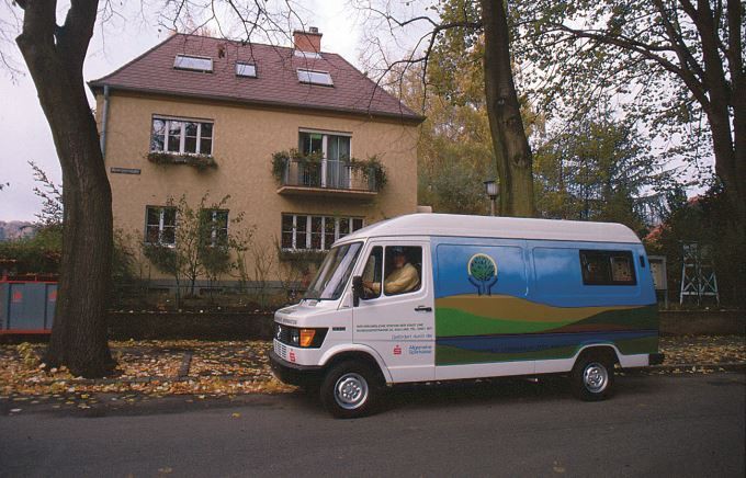 Dienstbus vor dem Stationsgebäude