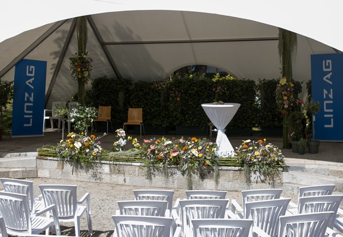 Foto: Gerhard Pirngruber Bühne mit Blumengestecken geschmückt.
