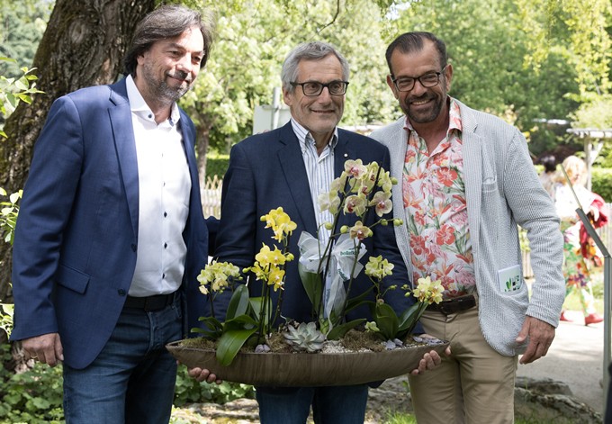 Foto: Gerhard Pirngruber Doktor Schwarz posiert für das Foto, das Gesteck in den Händen.