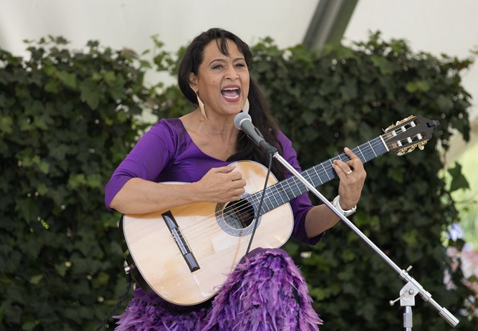 Foto: Gerhard Pirngruber Jessie Ann singt mit Gitarre.