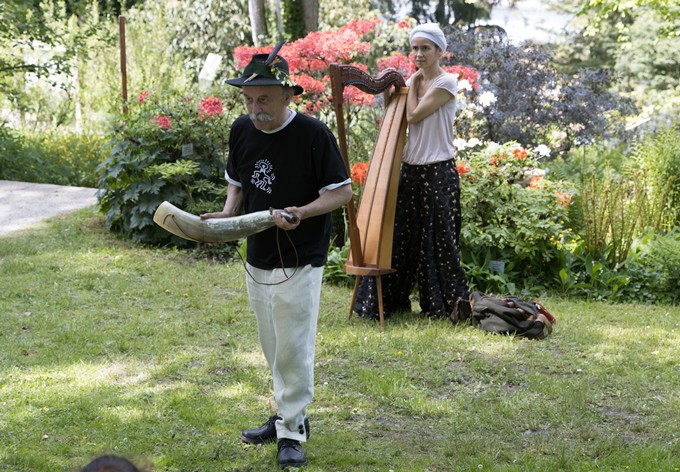 Foto: Gerhard Pirngruber Der Märchenerzähler wird von einer Harfenistin begleitet.