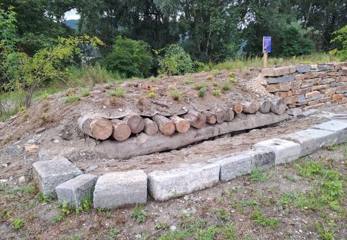 Foto: Gudrun Fuß aufgeschichtete Steine und Holzstämme als Lebensraum