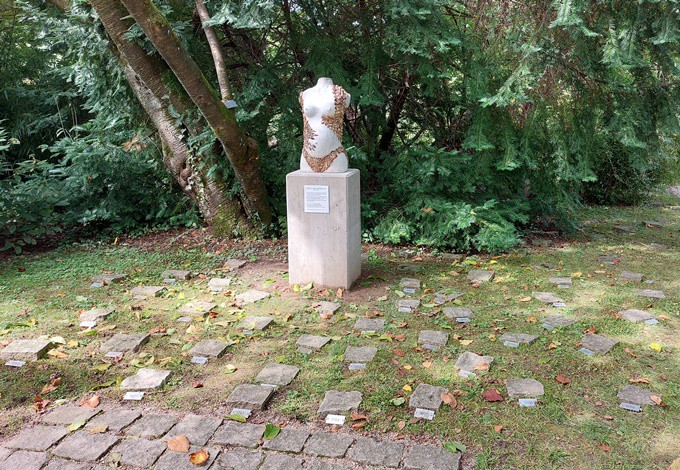 Die Gedenkstätte im Botanischen Garten.