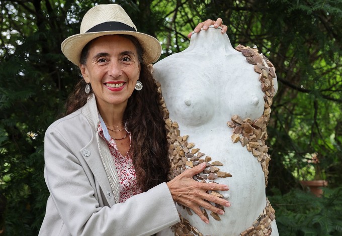 Timna Brauer neben der Büste