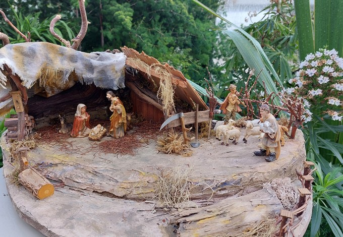 Krippen verschiedener Stilrichtungen in den Gewächshäusern.