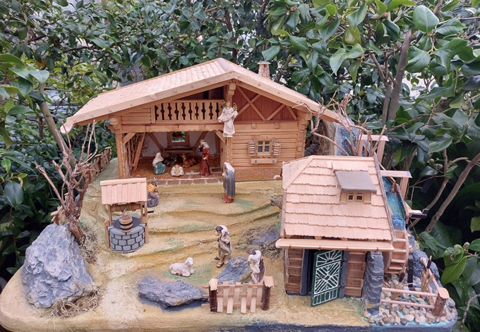 KKrippen verschiedener Stilrichtungen in den Gewächshäusern.