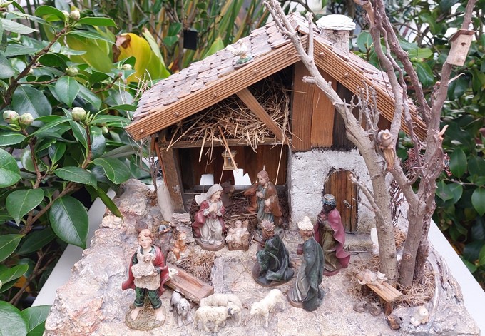 Krippen verschiedener Stilrichtungen in den Gewächshäusern.