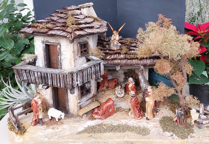 Krippe im Eingangsbereich der Gewächshäuser